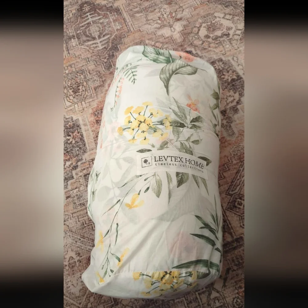 Levtex Home Viviana Comforter Set Full/Queen Comforter Botanical Floral Coral Gr